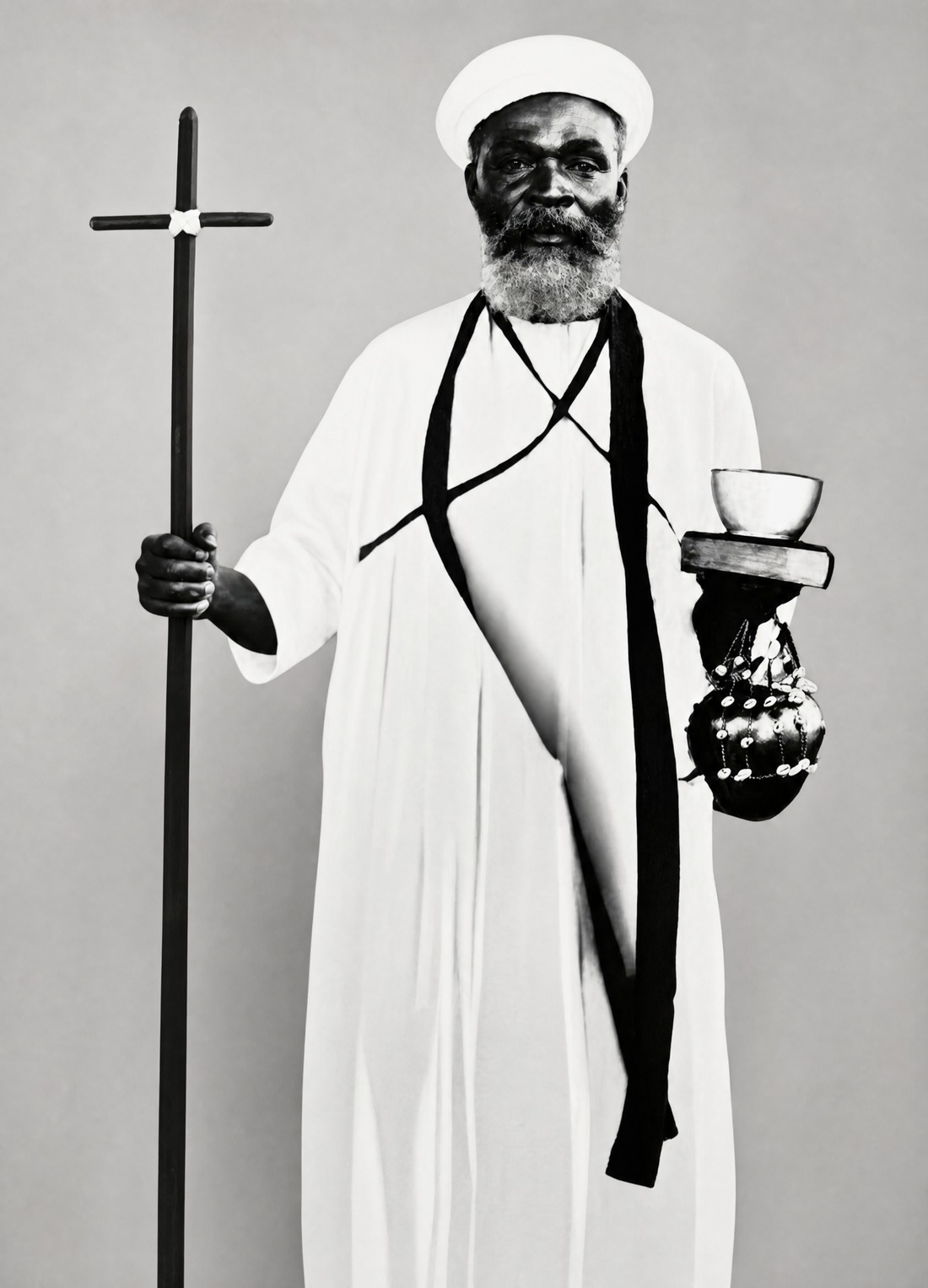 Portrait du prophète William Wadé Harris, en robe blanche, tenant une croix de bambou et une sacoche rituelle